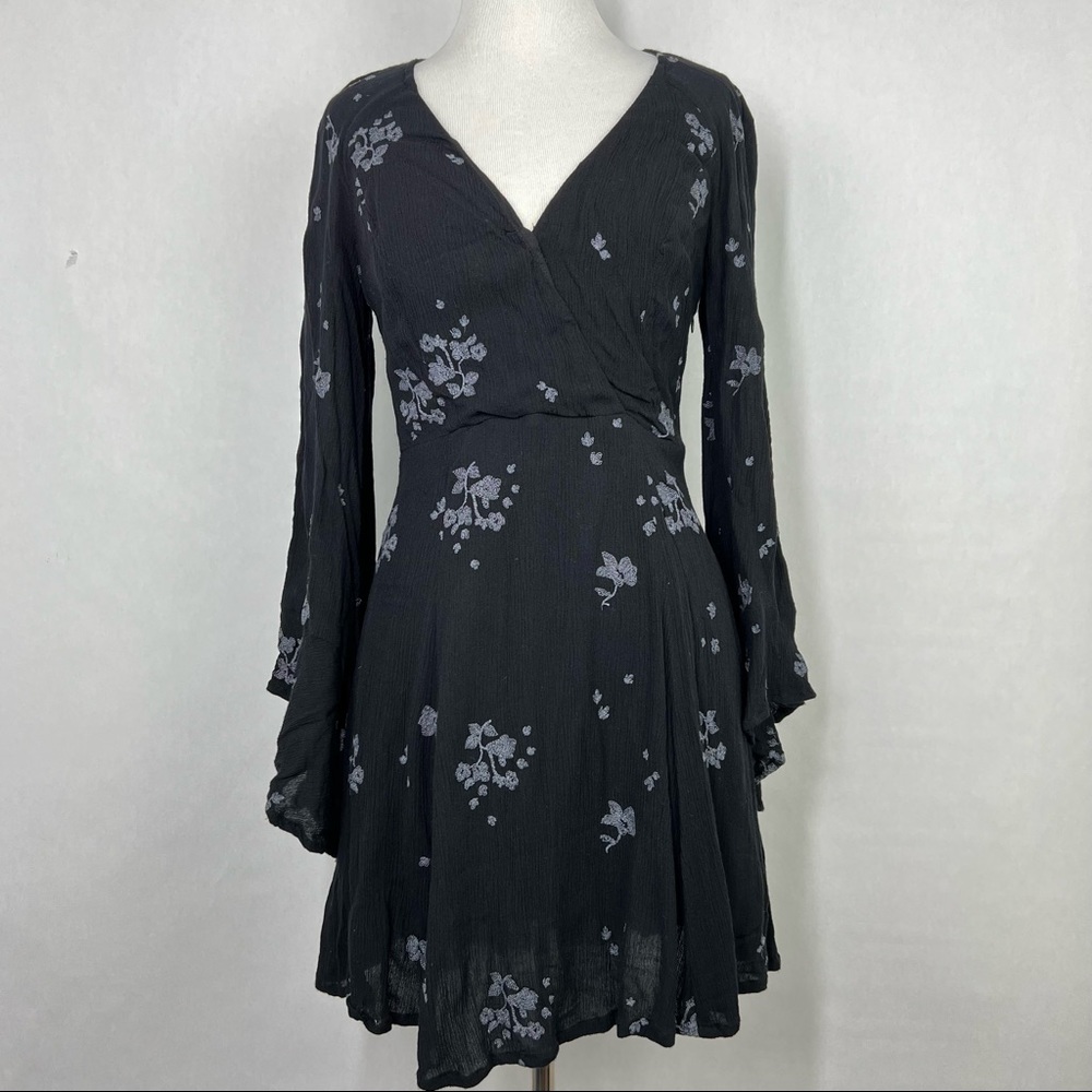 Free People V neck Black Women’s Long sleeve Dress Size 4